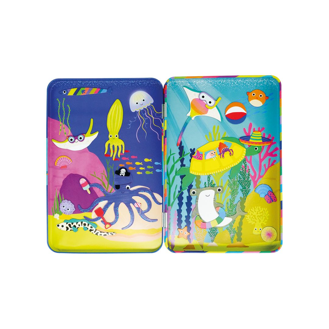 Magnetisk legesæt med havet, fisk og motiver fra stranden, set åbent med magneter, godt legetøj til fordybelse, finmotorik og rejser med børn fås hos Nordic Simply