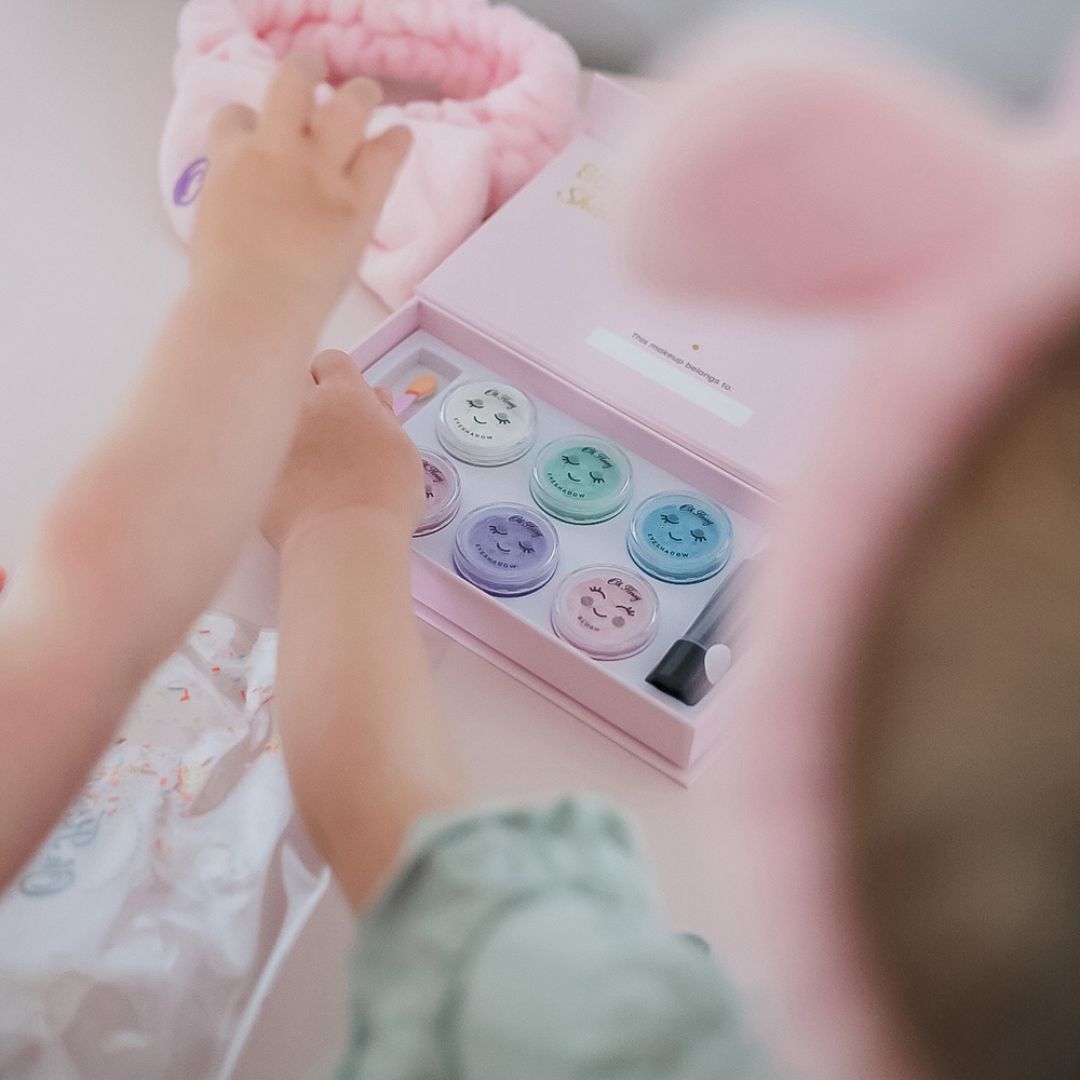 Børn leger med Deluxe makeup sæt. Naturlig legemake-up uden grim kemi fra Oh Flossy fås hos Nordic Simply