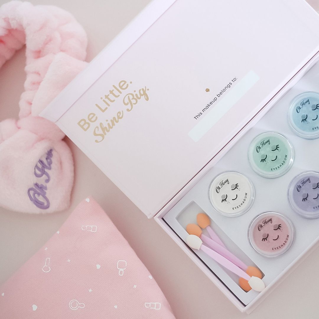 Rosa gaveæske med magnetluk og plads til navn med 5 øjenskygger, 1 blush, 1 læbestift og 3 applikatorer. Deluxe makeup sæt til børn fra Oh Flossy fås hos Nordic Simply