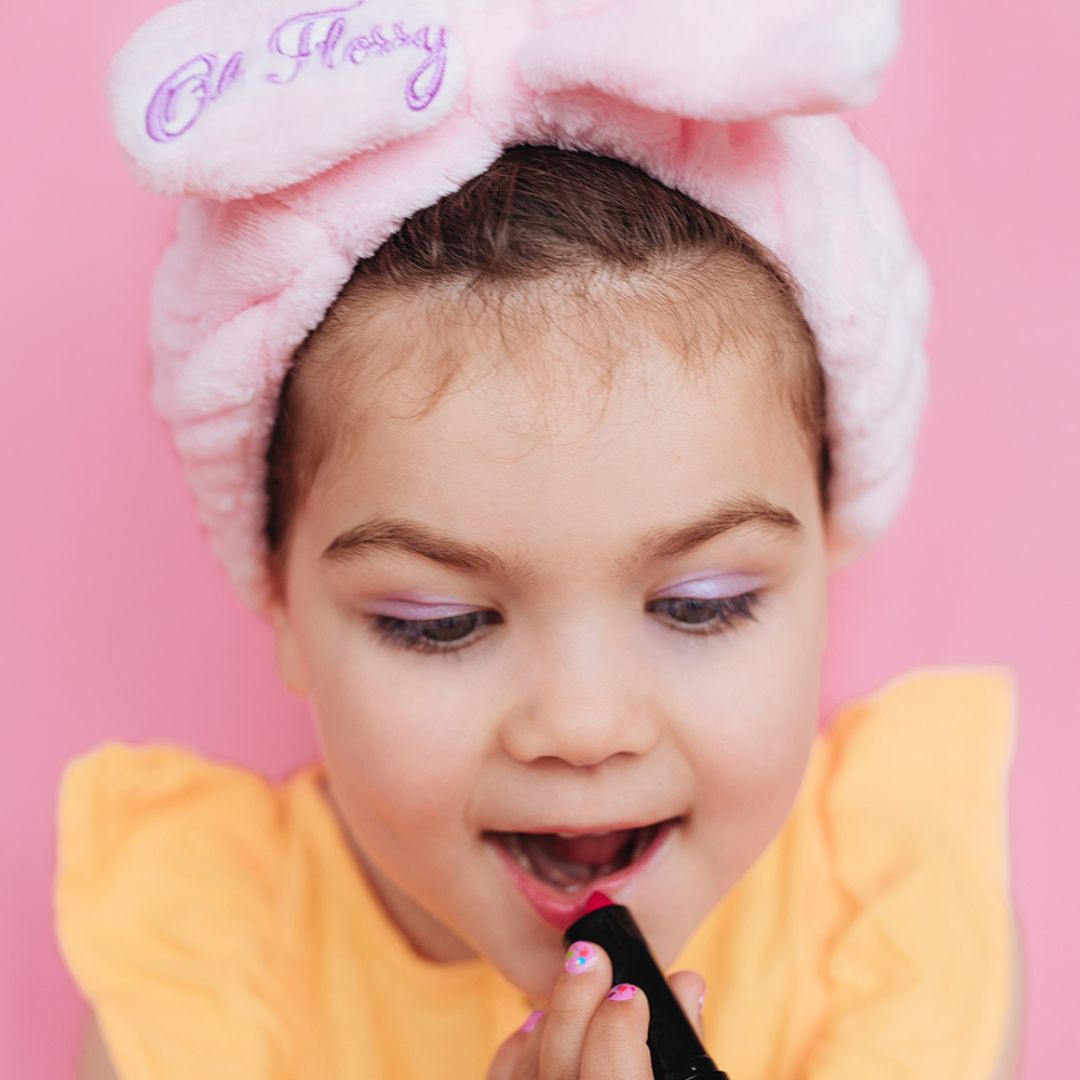 Pige med læbestift fra Deluxe legemake-up sætt til børn fra Oh Flossy fås hos Nordic Simply