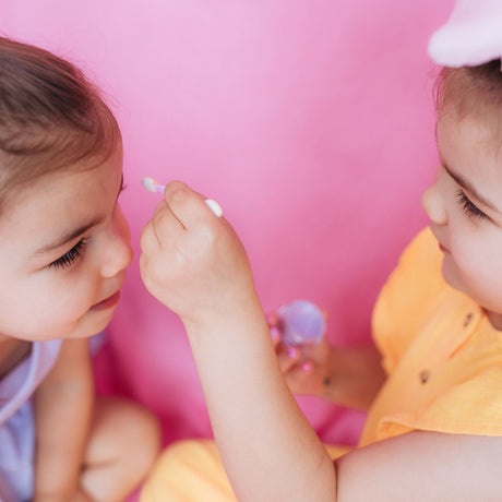 Piger leger med Sweet Treat legetøjs-sminke Sweet Treat fra Oh Flossy fås hos Nordic Simply