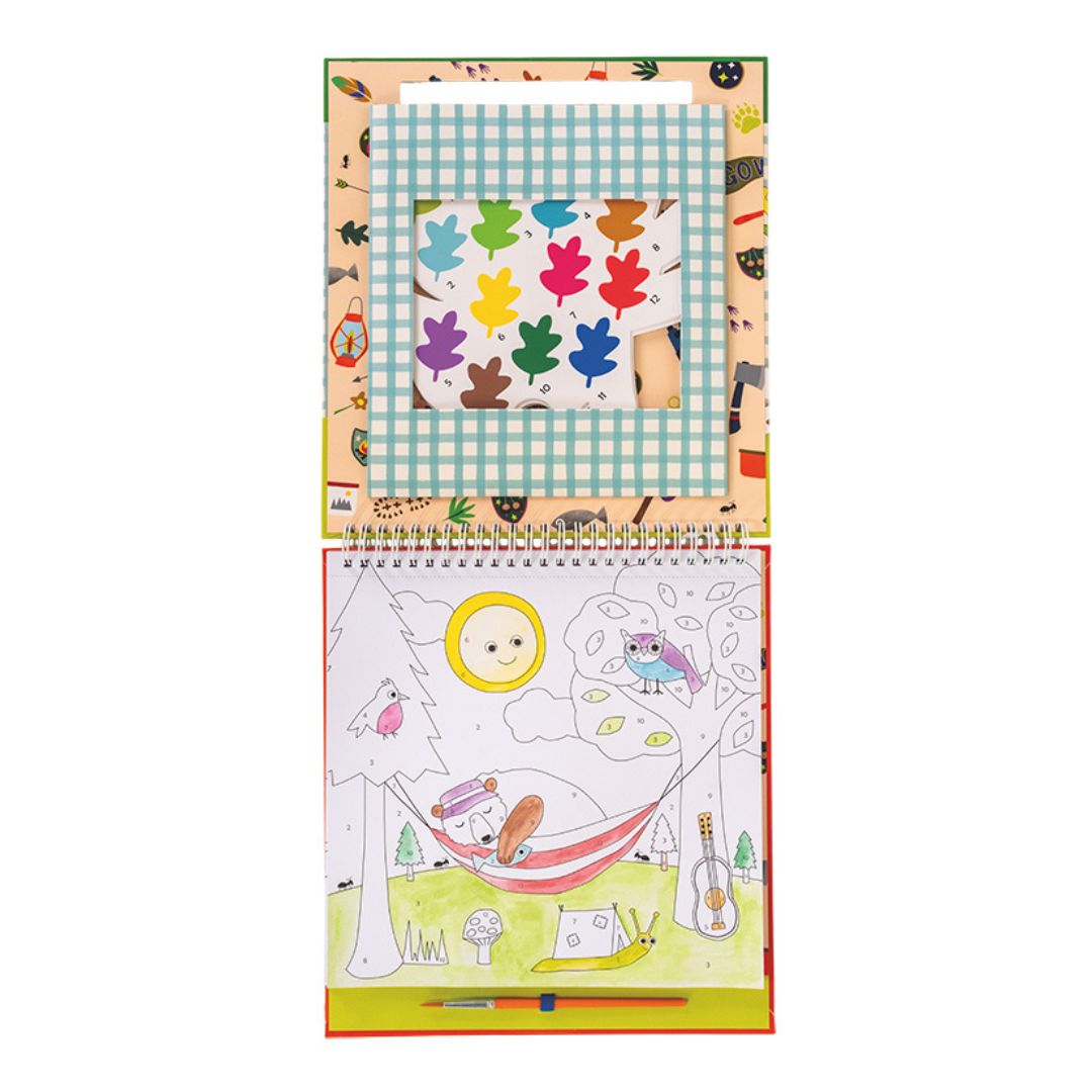 Mal efter tal malebog med motiver fra camping, til børn fra 5 år, god til kreativ leg og fordybelse på ferie og rejser, her set åben