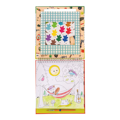 Mal efter tal malebog med motiver fra camping, til børn fra 5 år, god til kreativ leg og fordybelse på ferie og rejser, her set åben