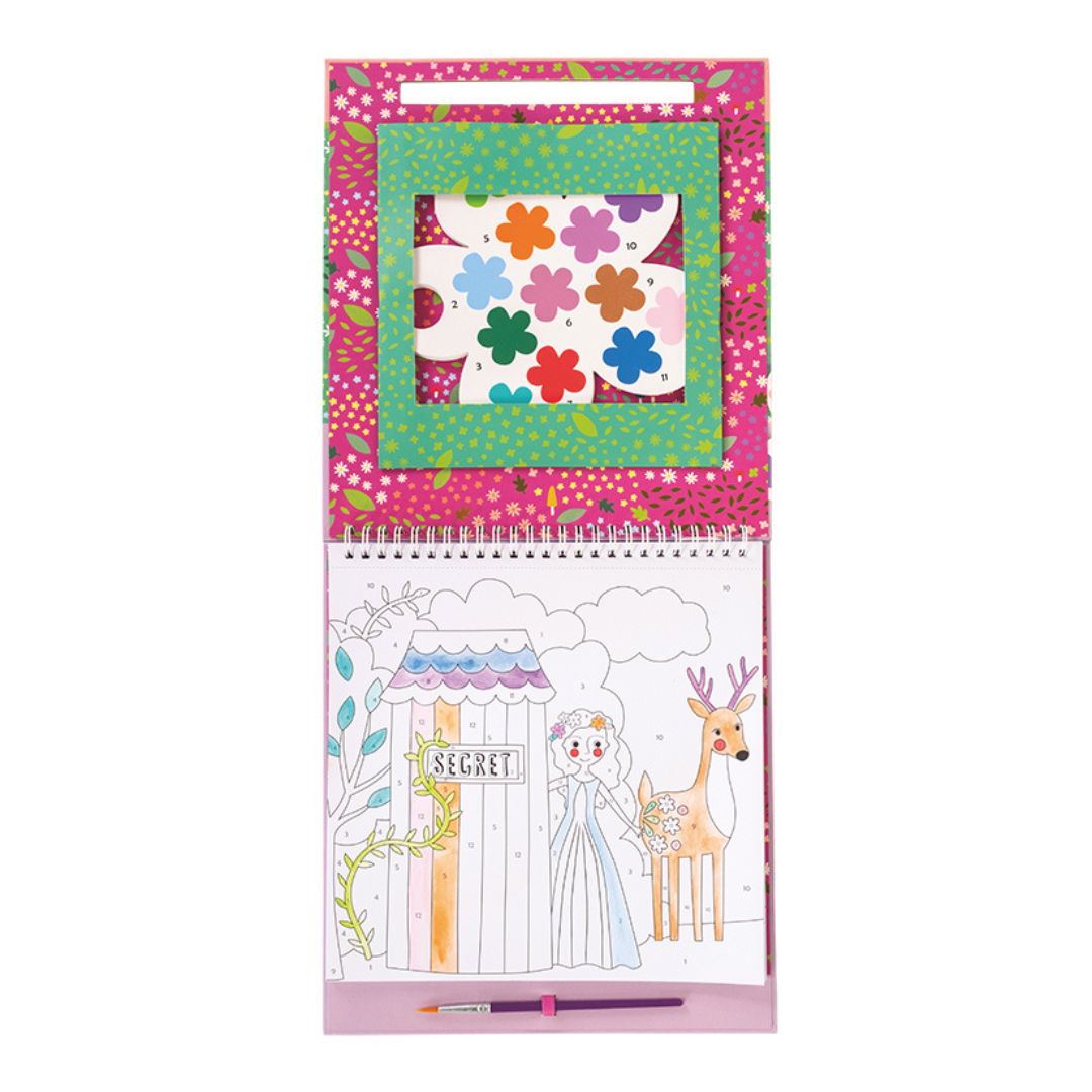 Mal efter tal malebog med eventyr, til børn fra 5 år, god til kreativ leg og fordybelse på ferie og rejser, her set åben