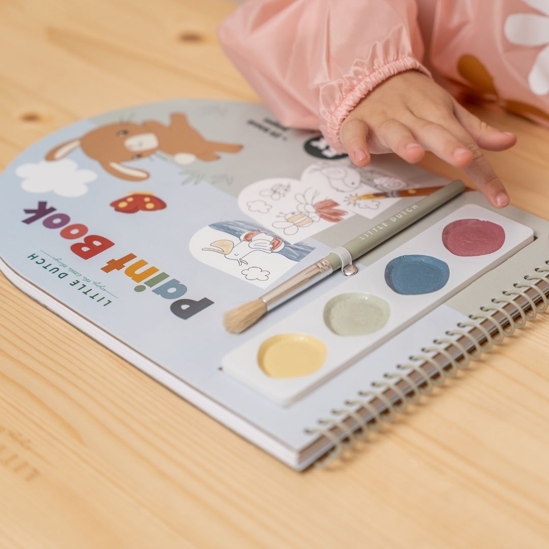 Malebog med dyr, 4 vandfarver og 1 pensel til børn fra Little Dutch, fås hos Nordic Simply