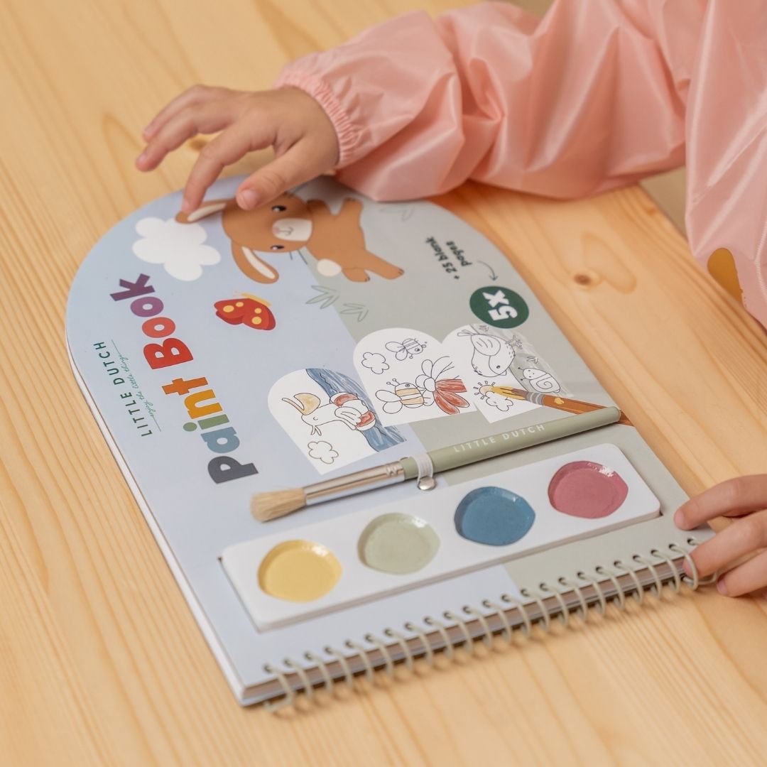 Hænder med malebog ved bord, fra Little Dutch, fås hos Nordic Simply