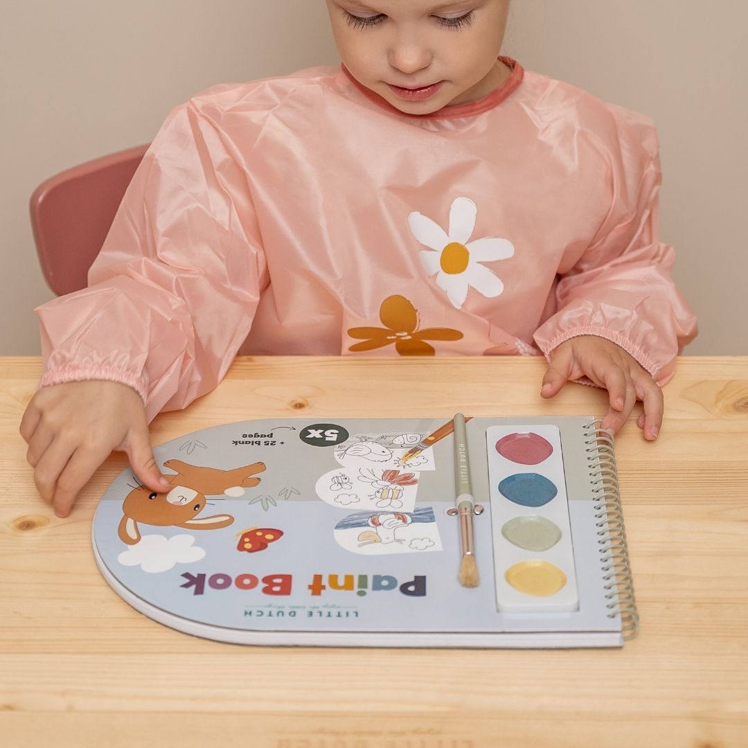 Barn med malebog med dyr, 4 vandfarver og pensel fra Little Dutch, fås hos Nordic Simply