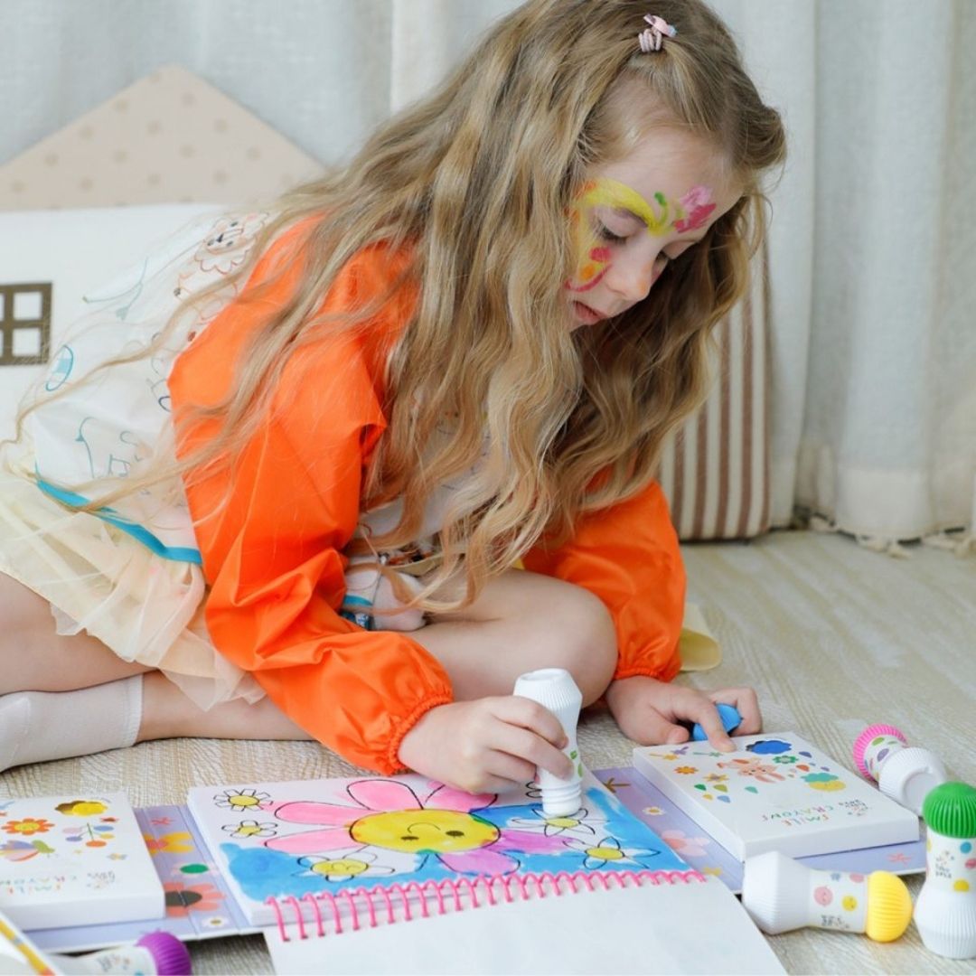 Barn leger med "Mit første malesæt - Enhjørning" fra Haku Yoka hos Nordic Simply