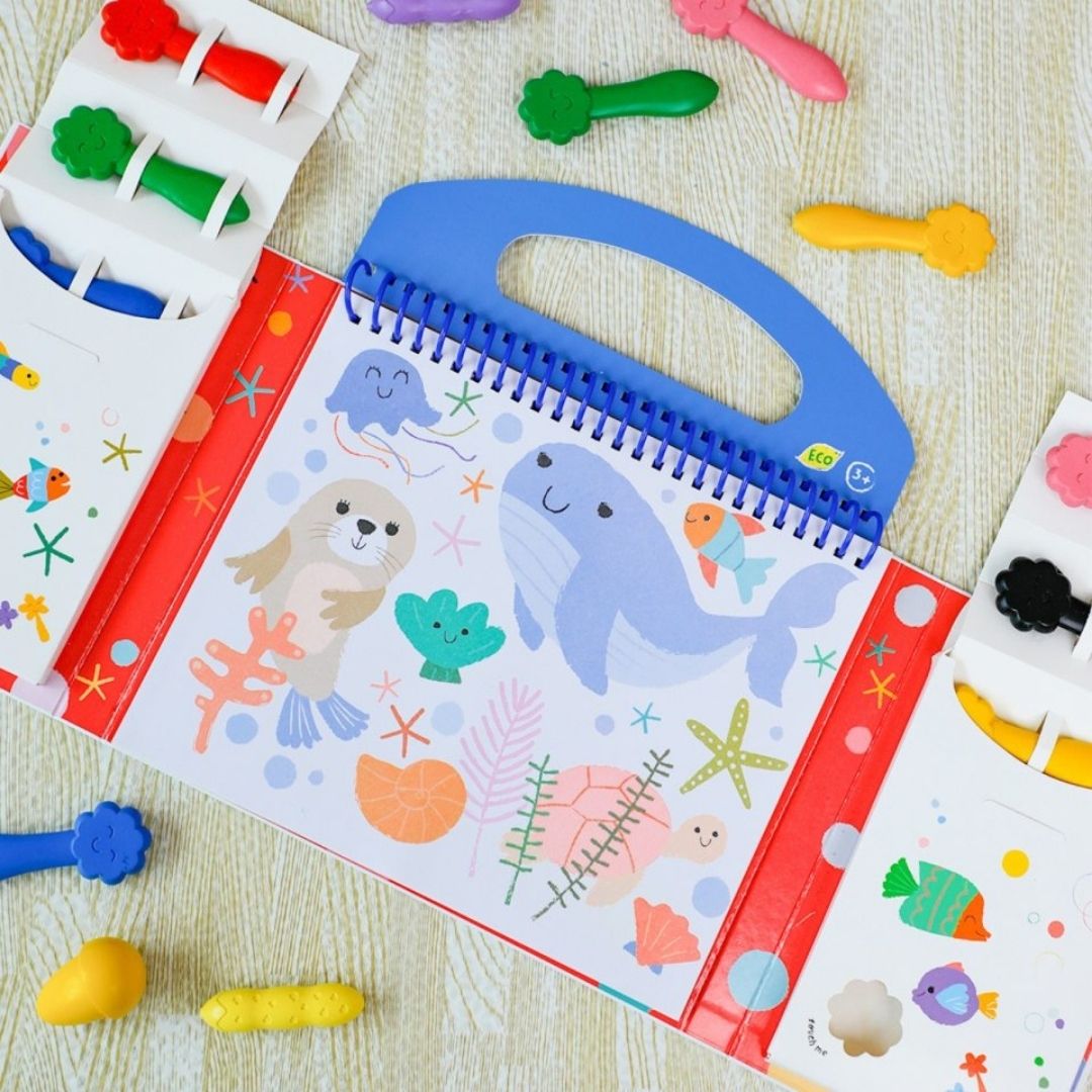 Mit første malesæt Havet fra Haku Yoka - kreativt sæt til børn med havdyr og genanvendelige klistermærker fås hos Nordic Simply