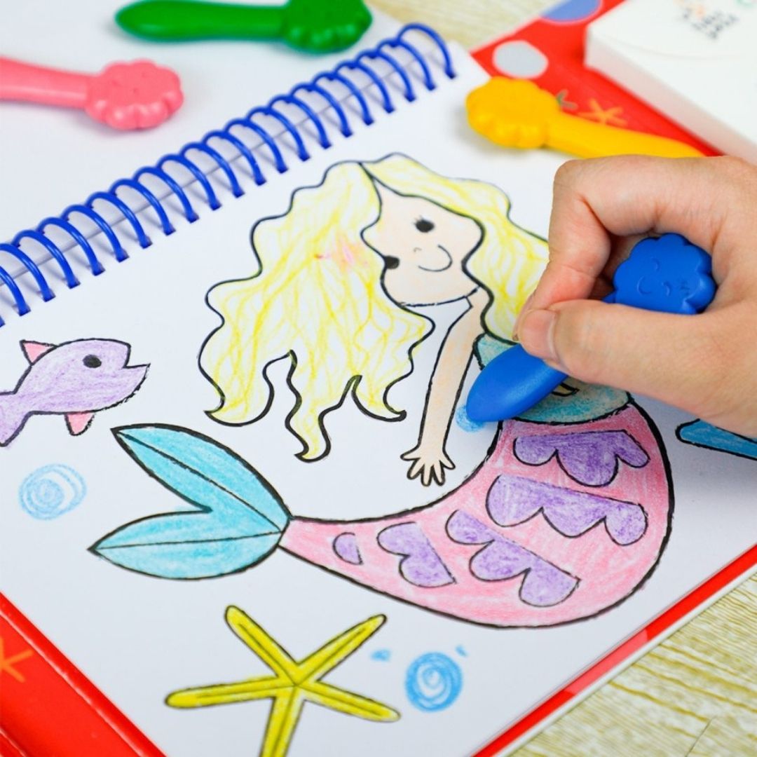 Barn maler havfrue i "Mit første malesæt - Havet" bog med farver og klistermærker, ideelt fra 3 år og op fra Haku Yoka hos Nordic Simply