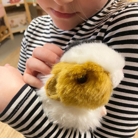 Barn holder marsvin bamse trefarvet, ligner ægte marsvin fra Teddy Hermann fås hos Nordic Simply