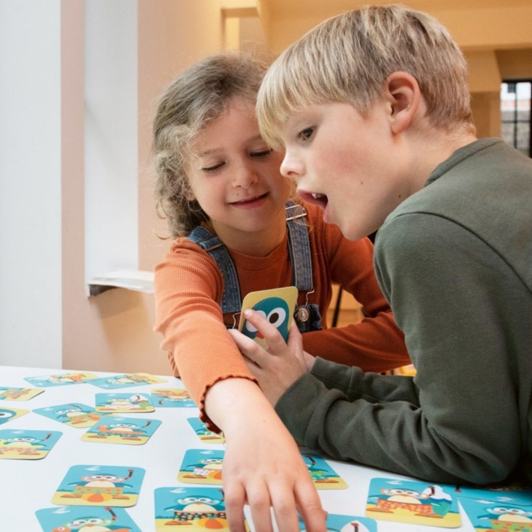 To børn spiller vendespil med pingviner fra Scratch fås hos Nordic Simply