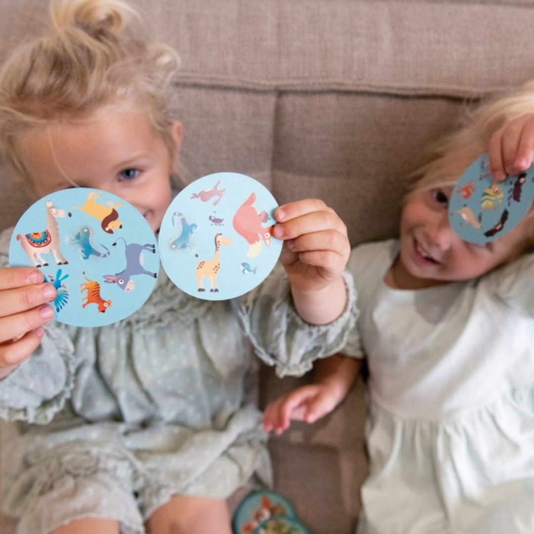 Piger med brikker fra vendespil med vaskebjørne mini rejsespil til børn fra 5 år, fra Scratch fås hos Nordic Simply