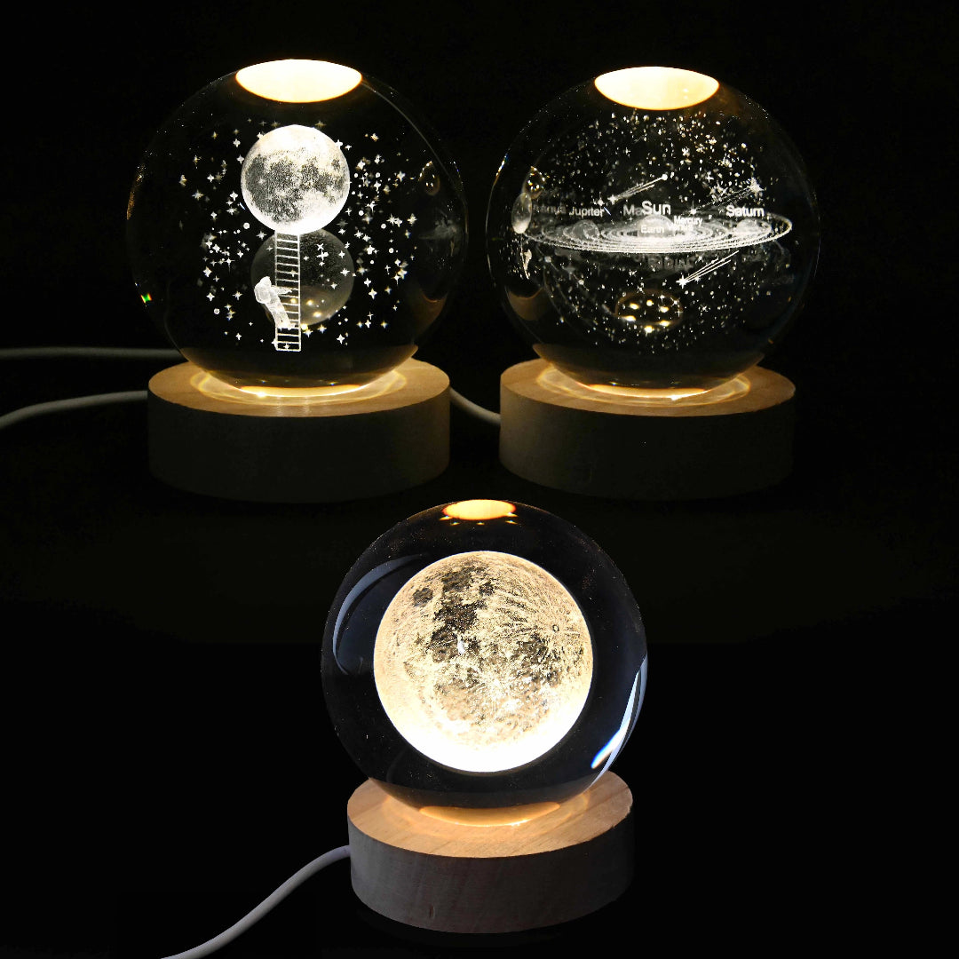 Natlampe vist i 3 udgaver med stjerner og planeter, rund med fod i træ.