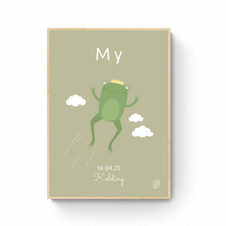 Olivenfarvet plakat med illustration af frø der springer, og navnet My i hvid skrift, personlig plakat til barn med navn, fødselsdato og by fra Nordic Simply