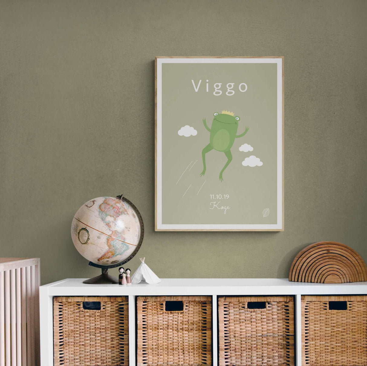 Olivenfarvet plakat med illustration af frø der springer, personlig plakat til barn med navn, fødselsdato og by fra Nordic Simply