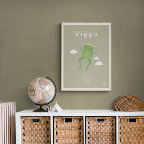 Olivenfarvet plakat med illustration af frø der springer, personlig plakat til barn med navn, fødselsdato og by fra Nordic Simply