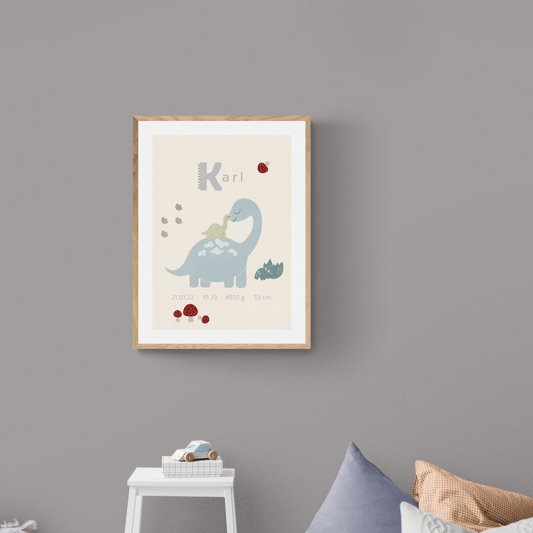 Lys fødselsplakat med blå dino og unge personlig plakat til barn med navn, fødselsdato og detaljer, set i værelse, fra Nordic Simply