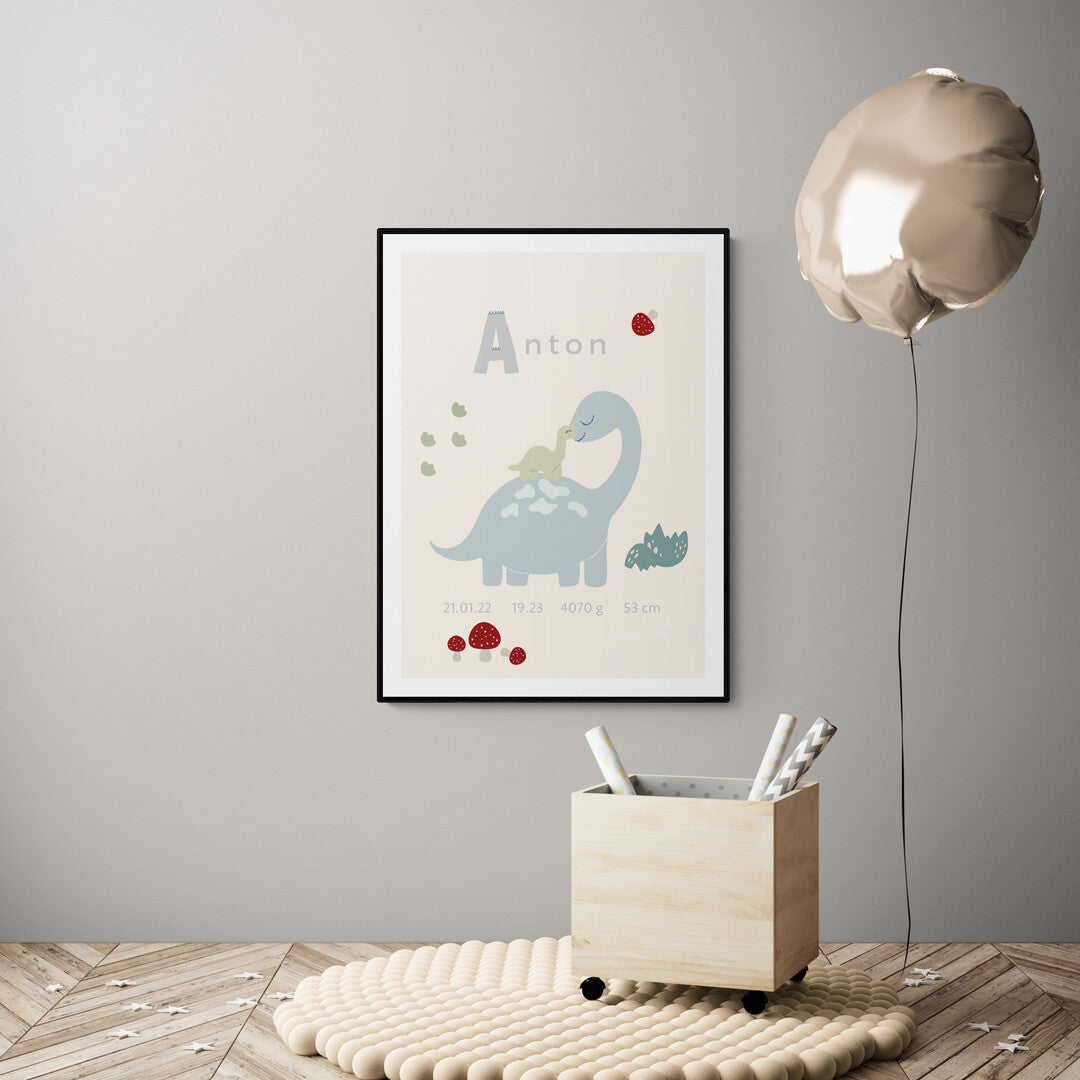 Beige fødselsplakat med blå dino og unge personlig plakat til barn med navn, fødselsdato og detaljer, set i sort ramme på børneværelse, fra Nordic Simply