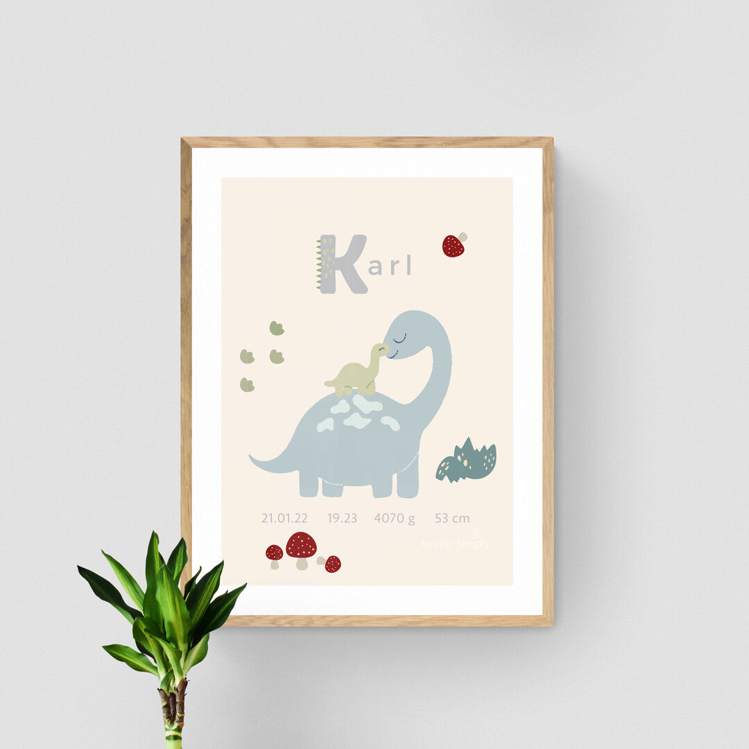 Beige fødselsplakat med blå dino og unge personlig plakat til barn med navn, fødselsdato og detaljer, set på lys baggrund, fra Nordic Simply