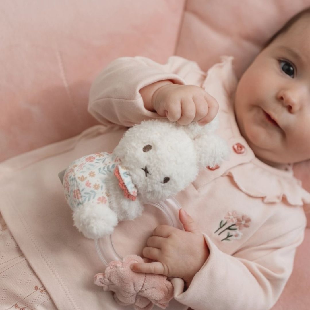 Rangle til baby Kanin- Lille baby holder Miffy kanin rangle i pastel rosa nuancer.