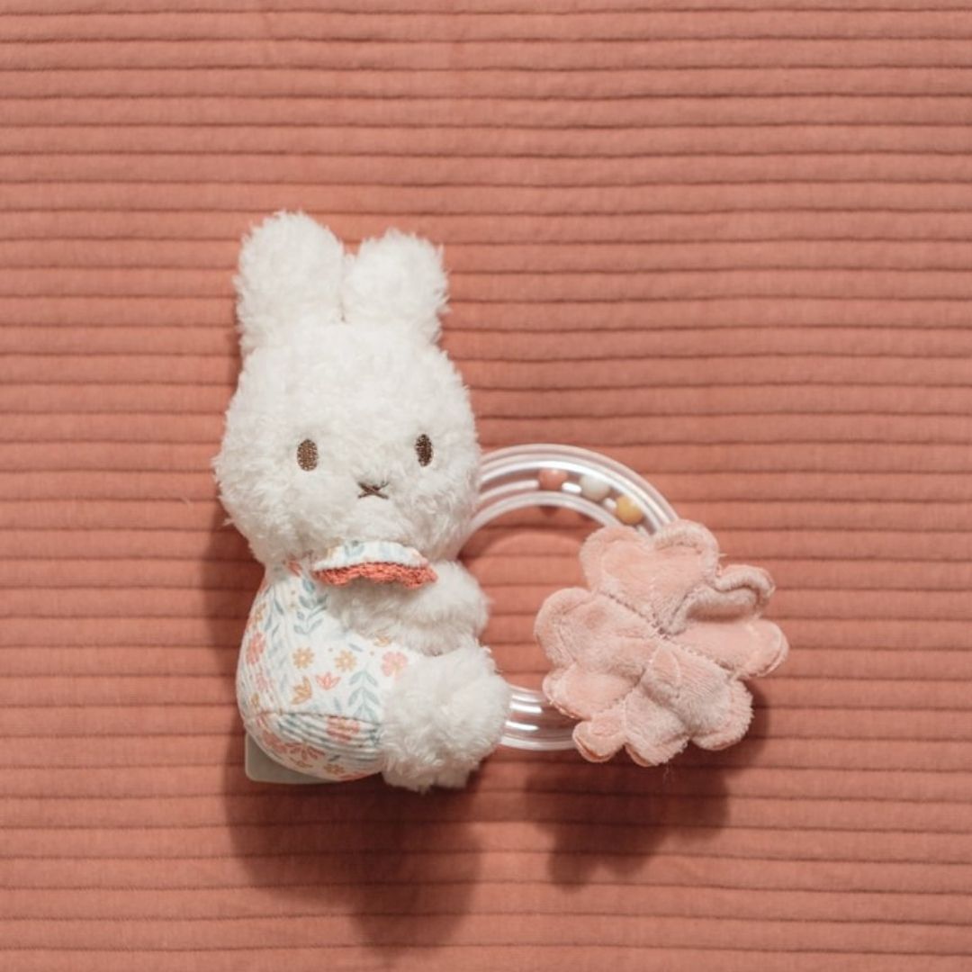 Rangle til baby med kanin, blød Miffy og transparent ring fyldt med perler, der risler.