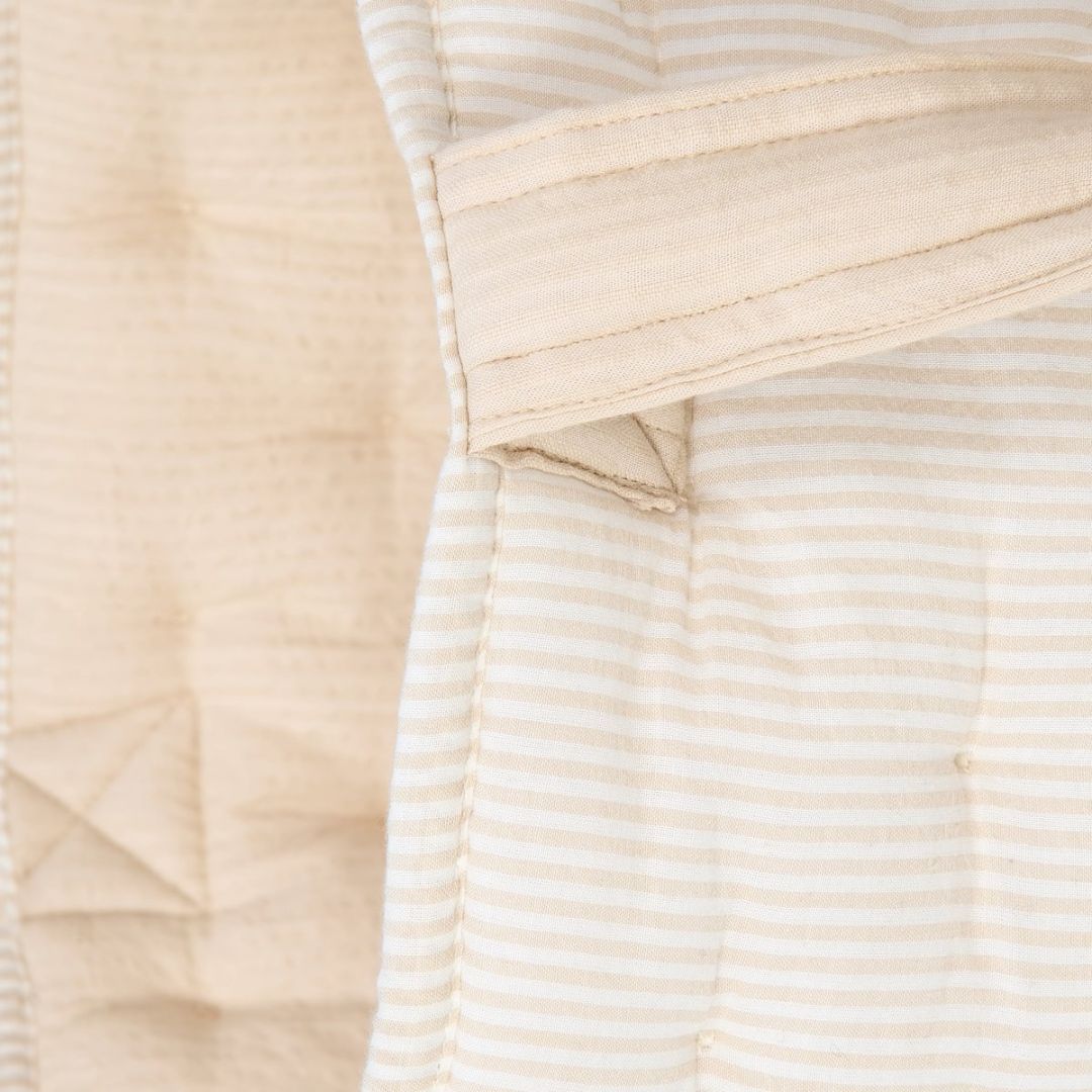 Opbevaringskurv stor beige | Øko-tex® quiltet materiale nærbillede med tynde hvide striber.