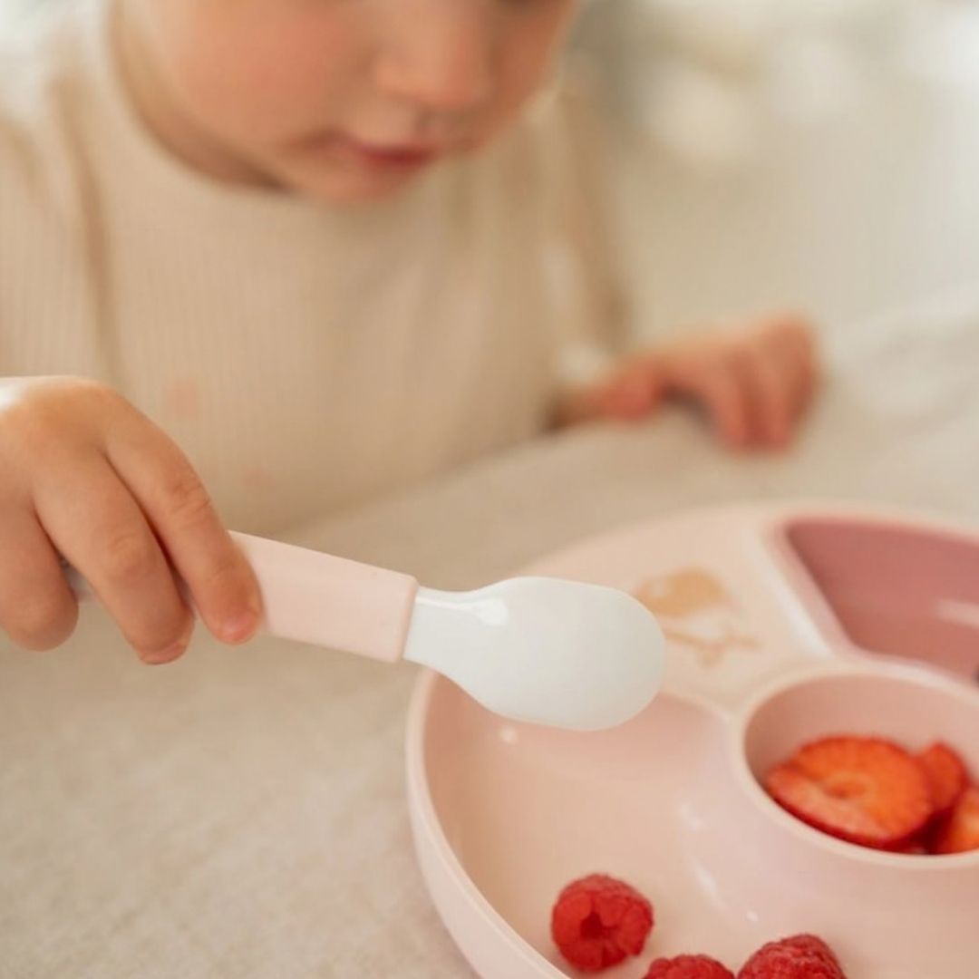barn spiser med fra rosa tallerken med rosa øveske fra Mepal x Little Dutch.