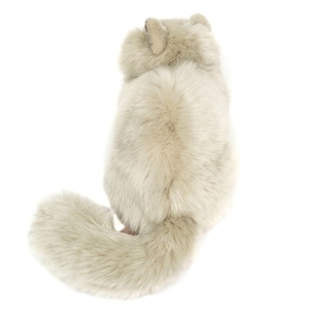 Perserkat bamse, der ligger, set oppefra bagfra, ligner ægte grå perser - perfekt til rolle-og fantasileg til børn fra 0 år og op.