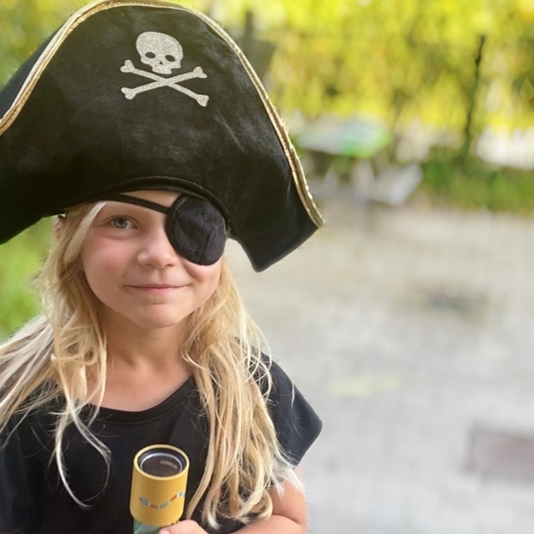 Pige udklædt som sørøver med sort pirathat og sort øjeklap i velour, fra Mimi & Lula fås hos Nordic Simply