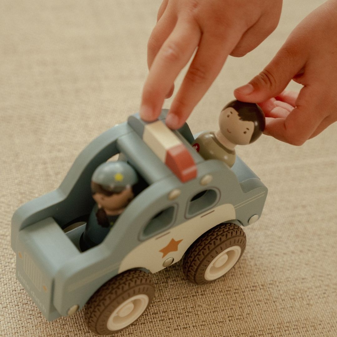 Politibil med træfigur i brug, sødt barn leger med robust politibil fra Little Dutch
