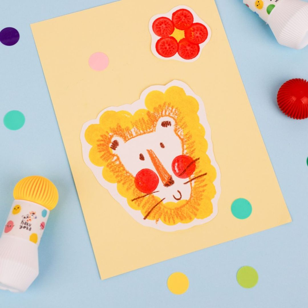 Farverig kunst lavet med prikmarkører, viser en sød løve tegning på lys baggrund med dekorative prikker.