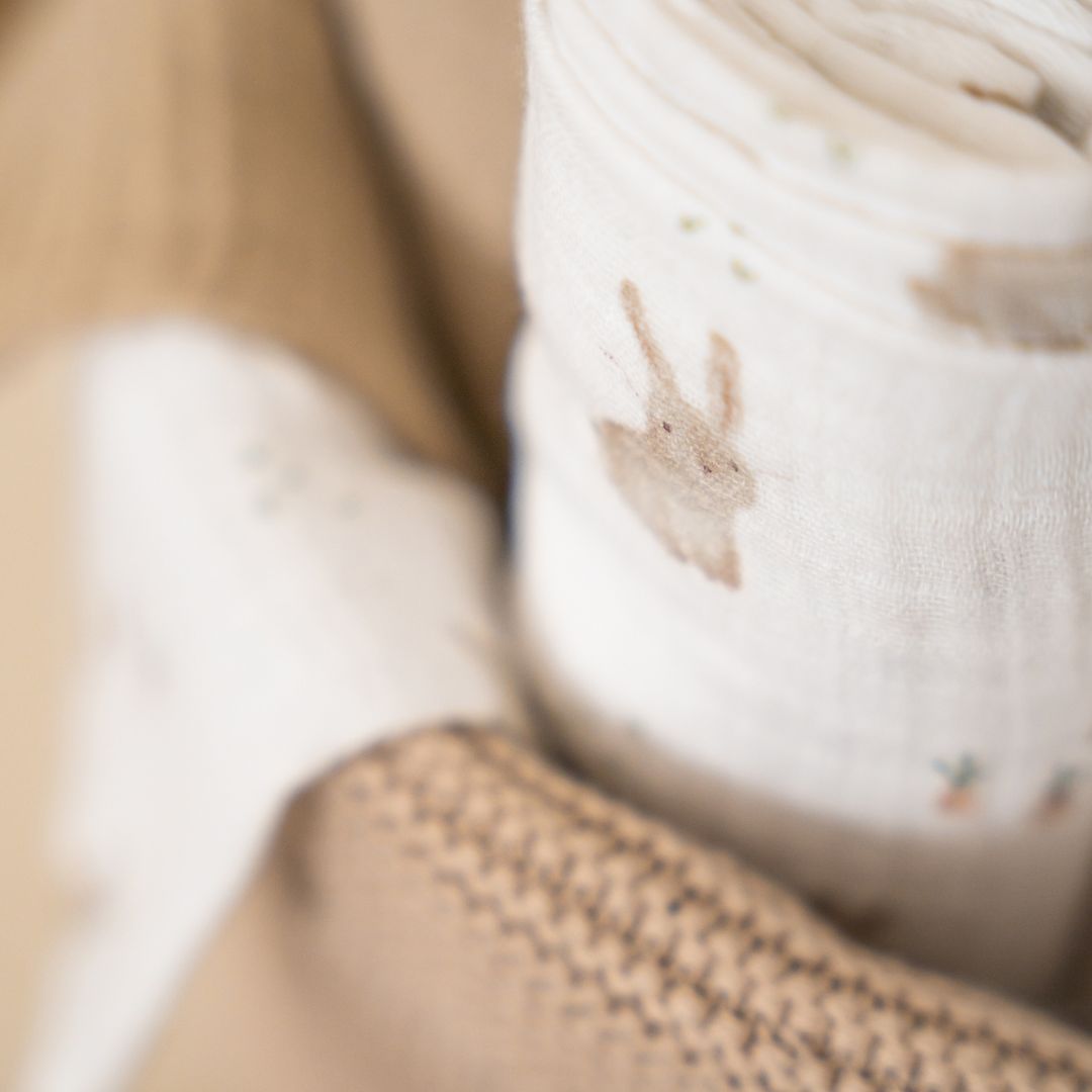 Beige puslekurv med bløde stofbleer med kaninmotiver fra Little Dutch, perfekt til puslepladsen.