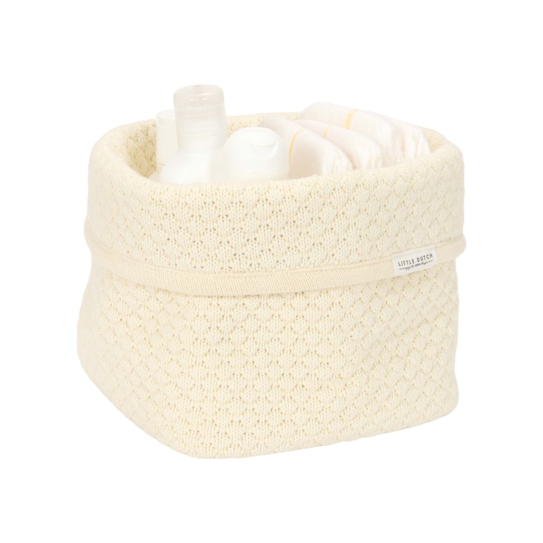 Lille hvid puslekurv fra Little Dutch fyldt med bleer, perfekt til puslepladsen.