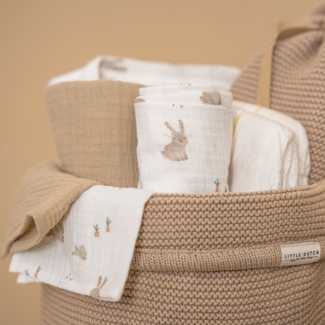 Beige puslekurv fra Little Dutch fyldt med bleer og stoffer, perfekt til puslepladsen.