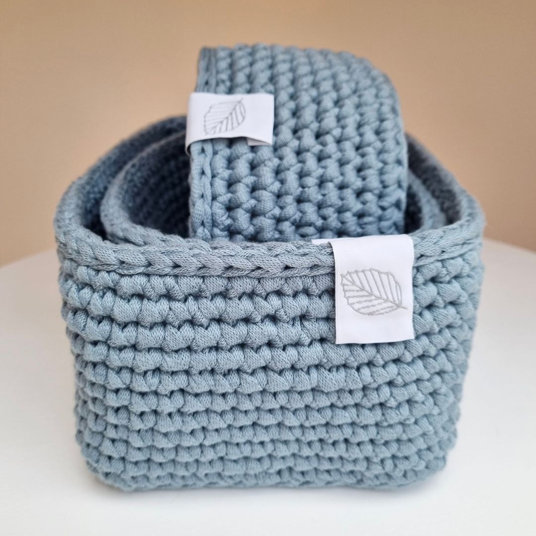 Puslekurvesæt til puslepladsen med 3 håndlavede kurve i støvet blå fås hos Nordic Simply