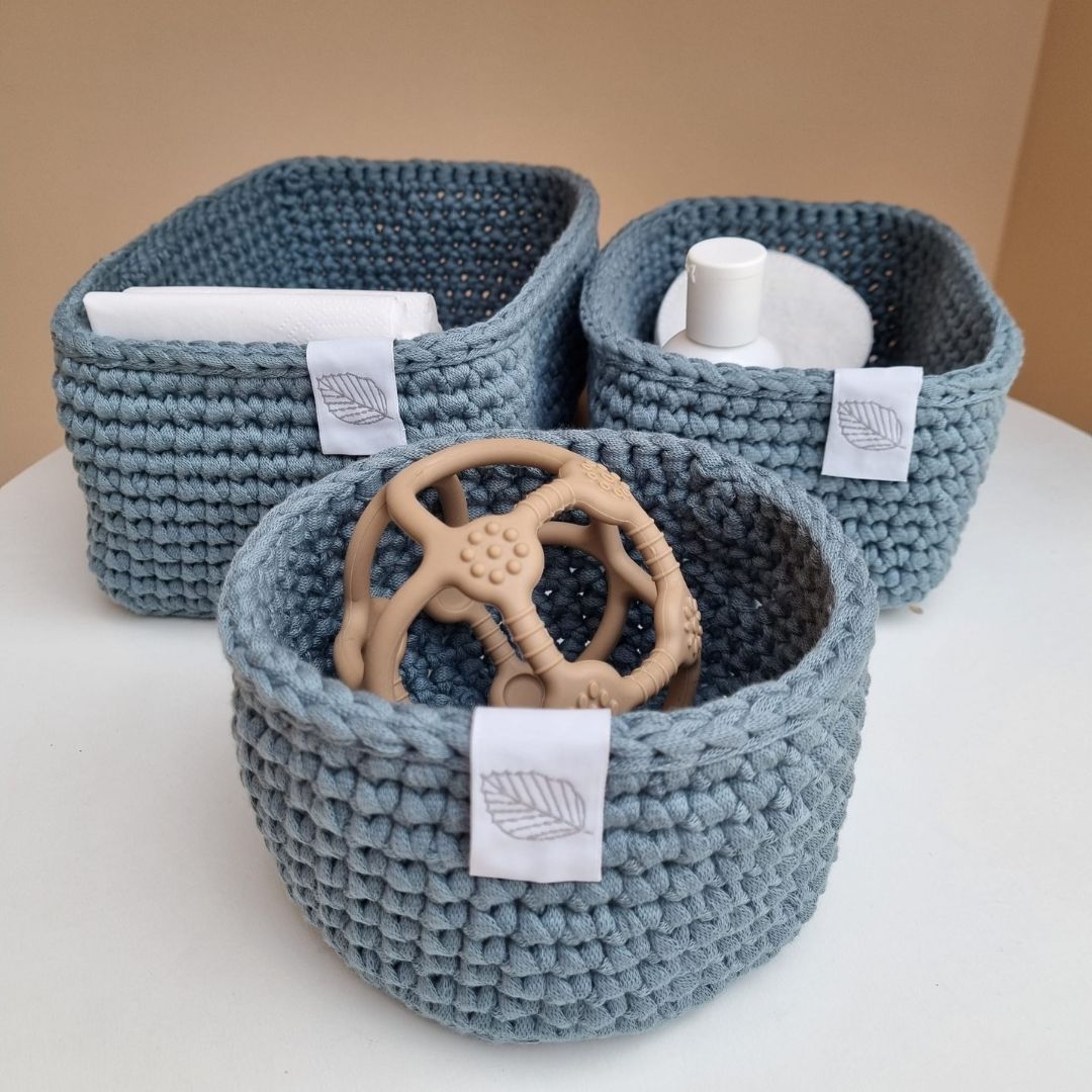 Puslekurvesæt til puslepladsen med 3 håndlavede kurve i støvet blå, set med produkter i, fås hos Nordic Simply