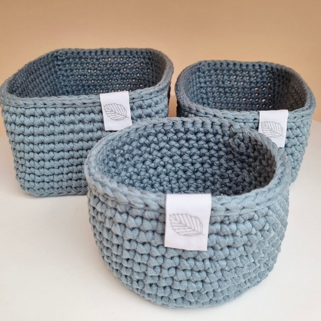 Sæt med 3 håndlavede puslekurve i blå til puslepladsen, Puslekurvene er hæklet i hånden af Øko-tex certificeret garn, fås hos Nordic Simply