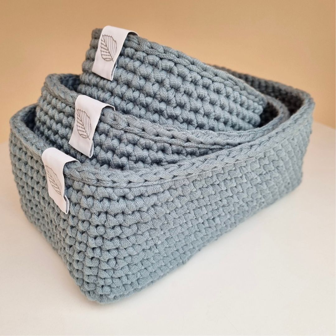 Sæt med 3 håndlavede blå puslekurve i tre størrelser, til puslepladsen, puslekurvesættet er hæklet i hånden af Øko-tex certificeret garn, fås hos Nordic Simply