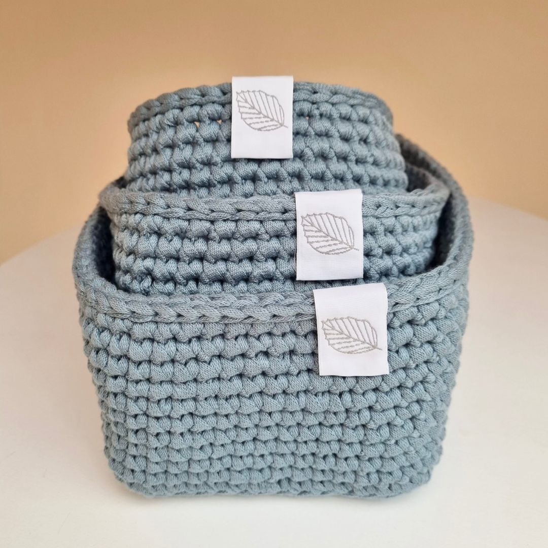 Puslekurvesæt til puslepladsen med 3 håndlavede kurve i støvet blå , stablet oveni hinanden, fås hos Nordic Simply