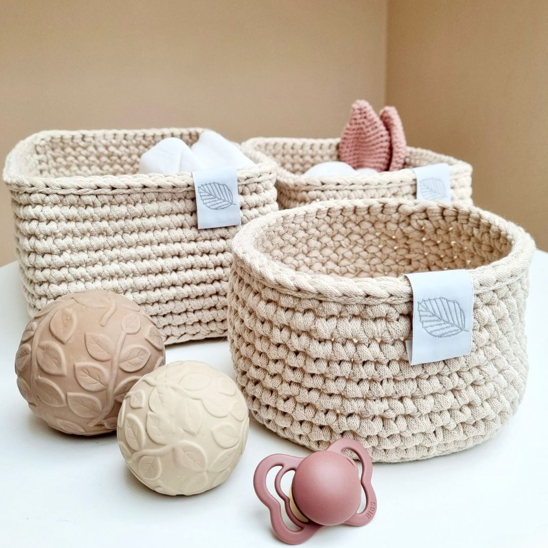 Puslekurvesæt i beige, håndlavet i Danmark, set med produkter i til baby, smuk indretning af puslepladsen, fås hos Nordic Simply