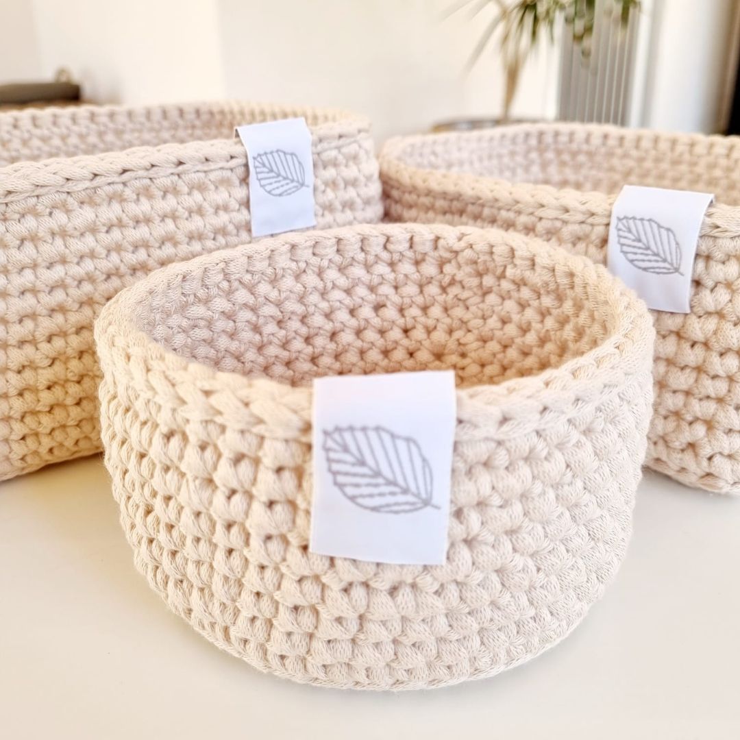 Puslekurvesæt i lys sand med lille rund kurv samt to rektangulære kurve i stor og lille, håndlavet i Danmark, smuk indretning af puslepladsen, fås hos Nordic Simply