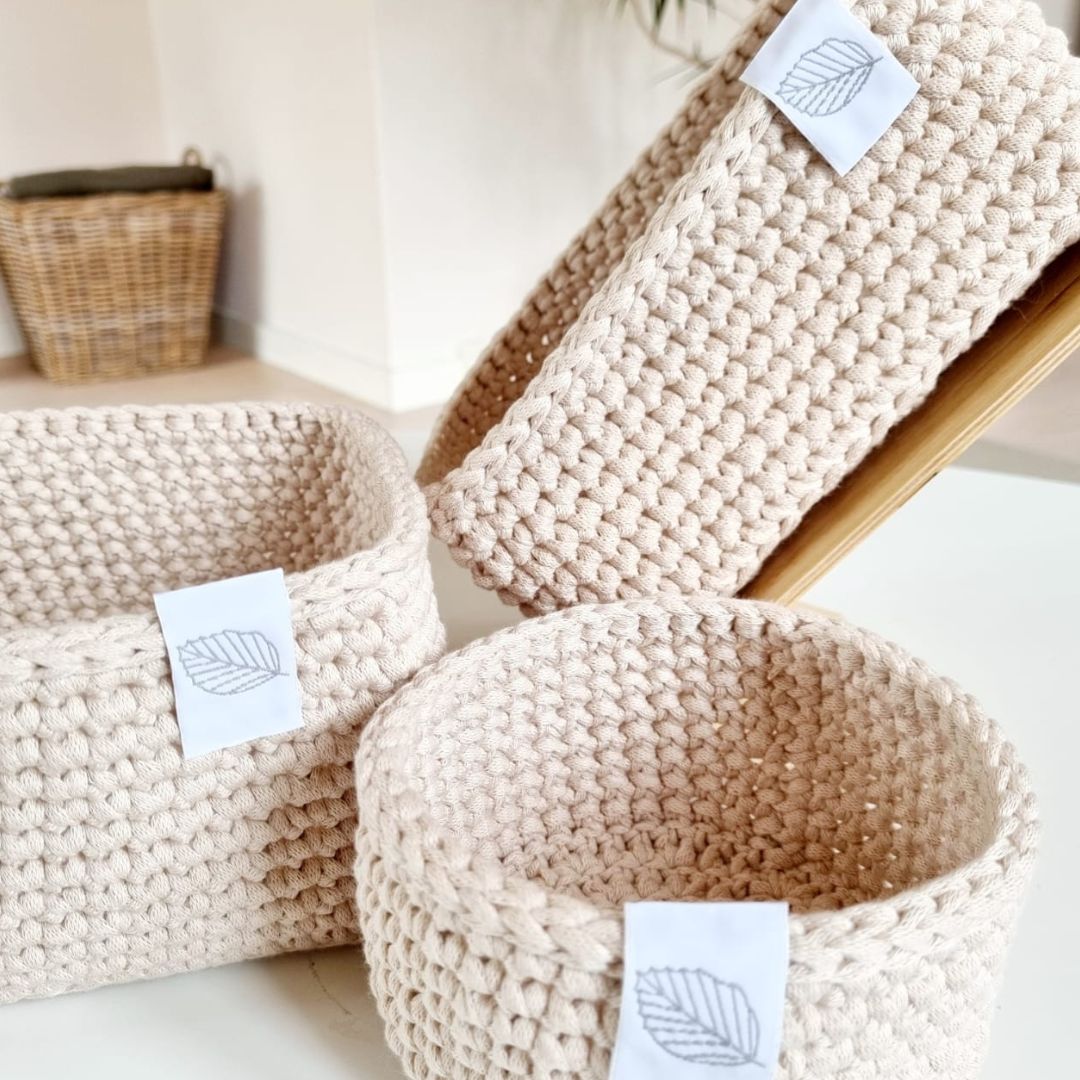 Håndlavede puslekurve til puslepladsen, sæt af 3 kurve i lys sand, forskellige størrelser, fås hos Nordic Simply