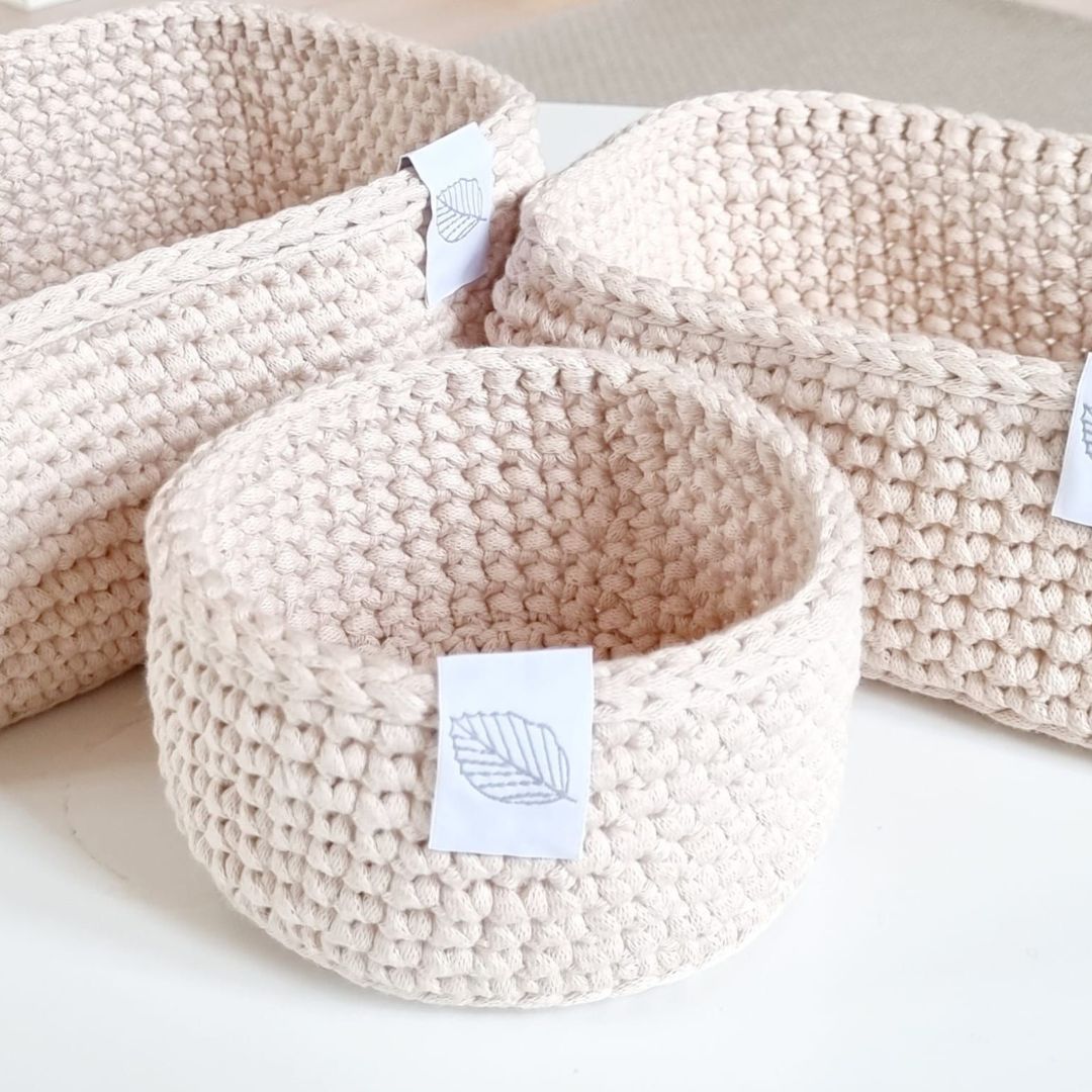 Puslekurve til puslepladsen, sæt af 3 kurve i lys sand, håndlavet i øko-tex certificeret garn, fås hos Nordic Simply