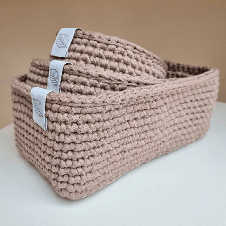 puslekurvesæt til puslepladsen med 3 håndlavede kurve i mørk sandfarve hos nordicsimply