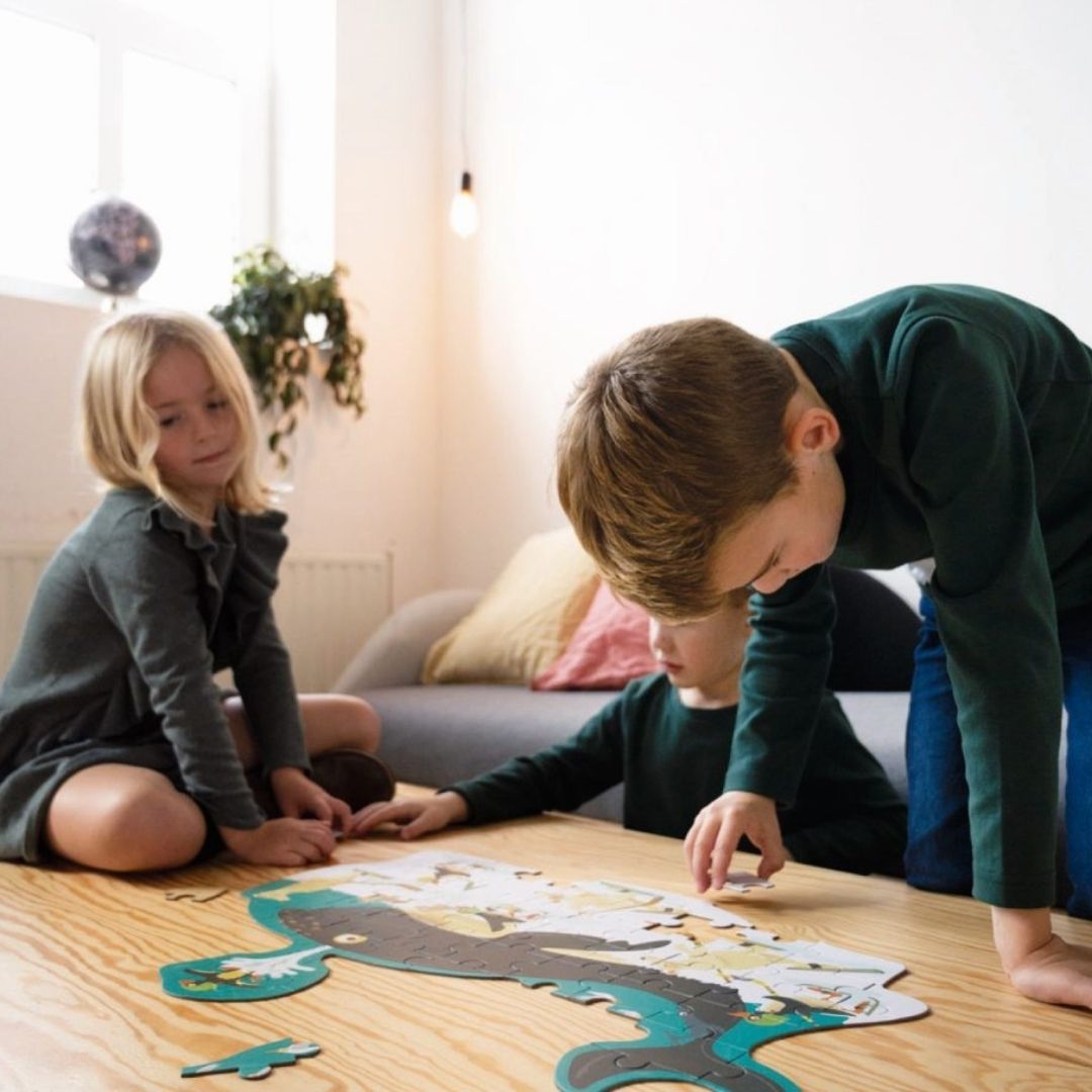 Tre børn li stue lægger puslespil med stor hval, 60 brikker fra Scratch