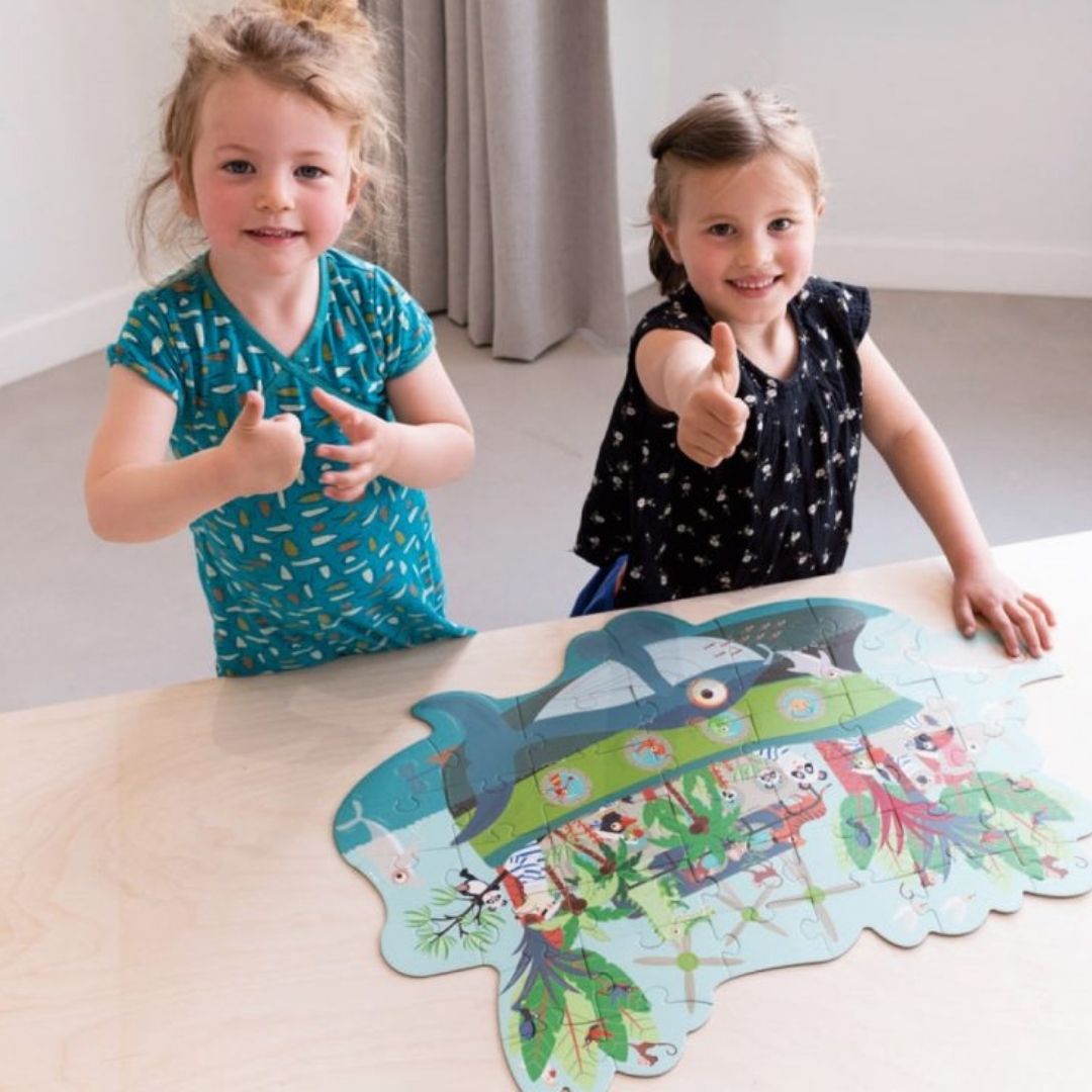 To piger sidder ved Noahs Ark puslespil med 40 brikker til børn fra 3 år og op, fra Scratch fås hos Nordic Simply