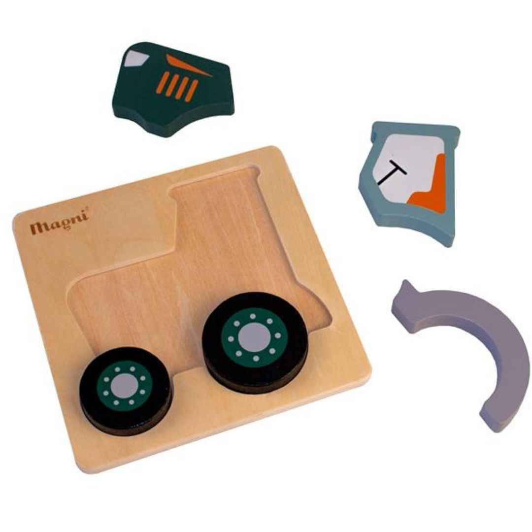 Puslespil i træ FSC til baby med 5 brikker og motiv af grøn traktor fra Magni, til børn fra 18 måneder og op, set med brikker spredt, fås hos Nordic Simply