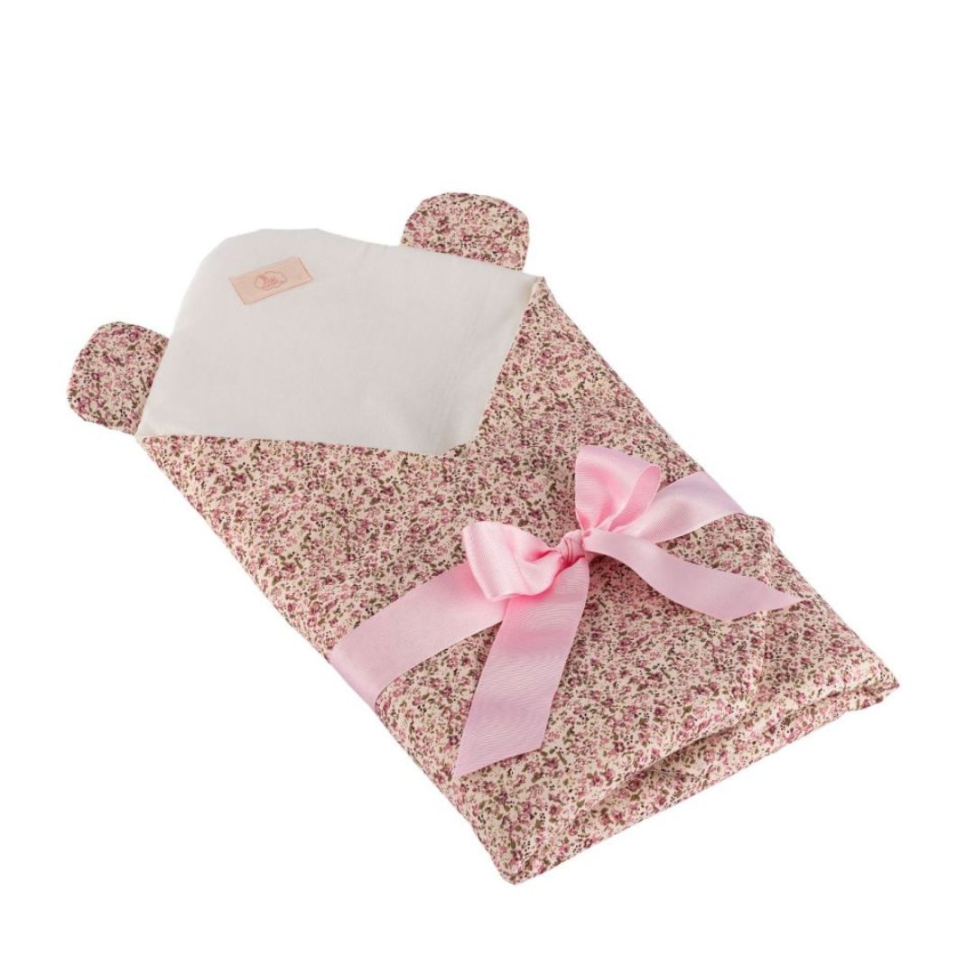 Pusleunderlag og sovepose i småblomstret rosa stof til dukker fra Así , set på hvid baggrund, fås hos Nordic Simply