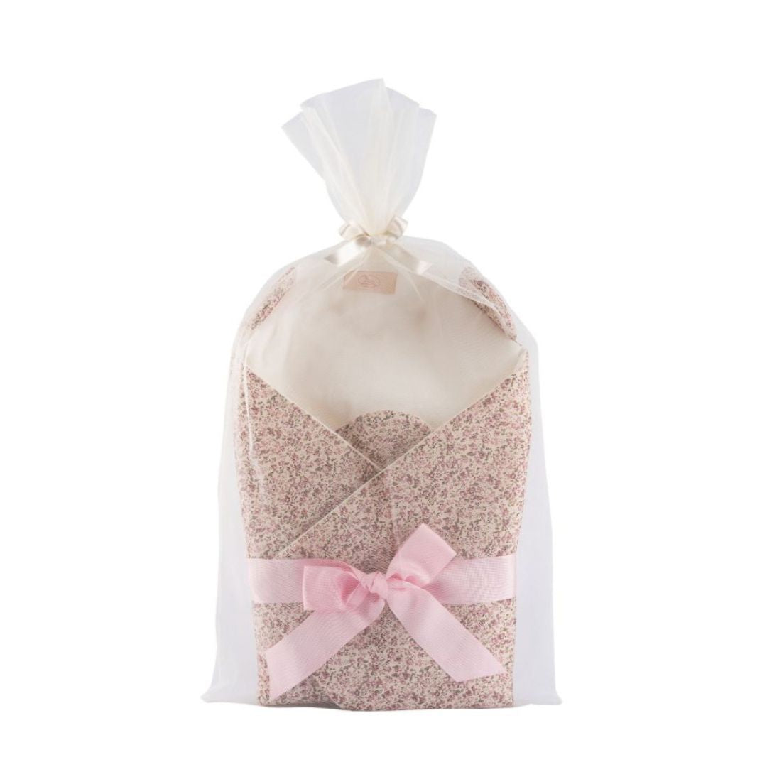 Pusleunderlag og sovepose i småblomstret rosa stof til dukker fra Así , set i indpakning, fås hos Nordic Simply